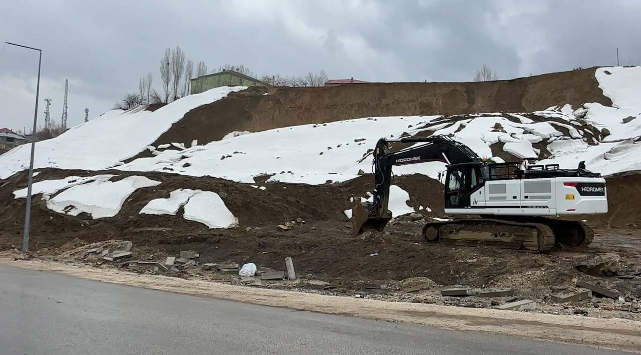 Y&uuml;ksekova&rsquo;da heyelan: Pizok yolu 5 g&uuml;nd&uuml;r tek şerit a&ccedil;ık
