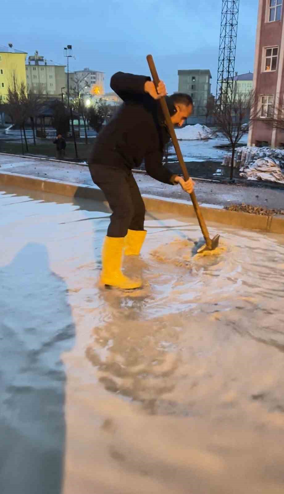 Y&uuml;ksekova&rsquo;da bir okul sular i&ccedil;inde kaldı

