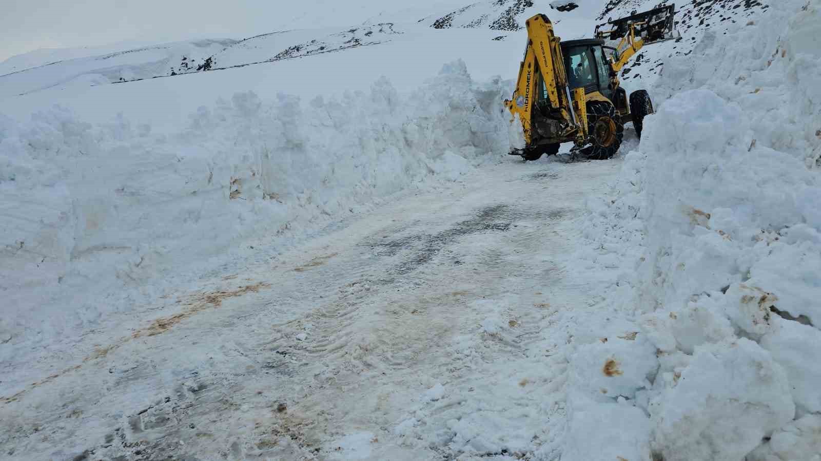 Aydınlar beldesinde karla mücadele devam ediyor