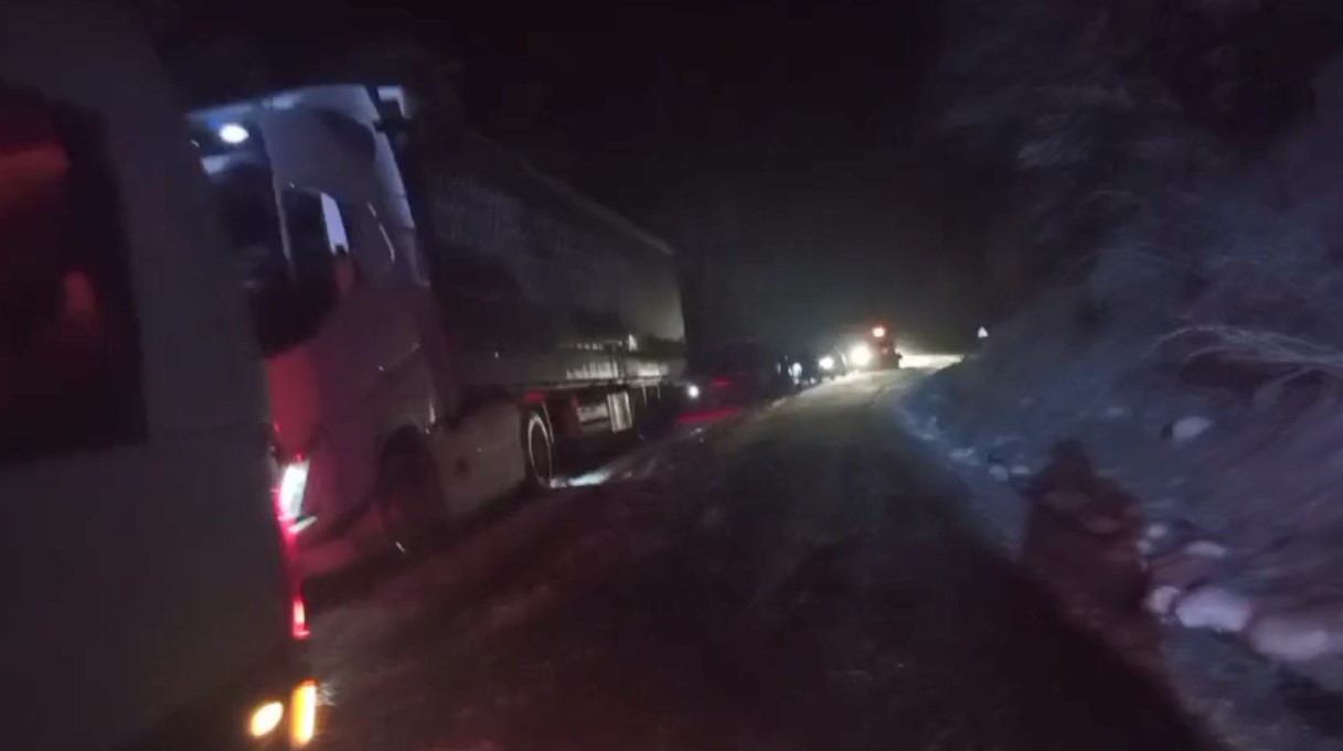 Ardahan-Artvin karayolunda kayan tır yolu kapattı, onlarca ara&ccedil; mahsur kaldı
