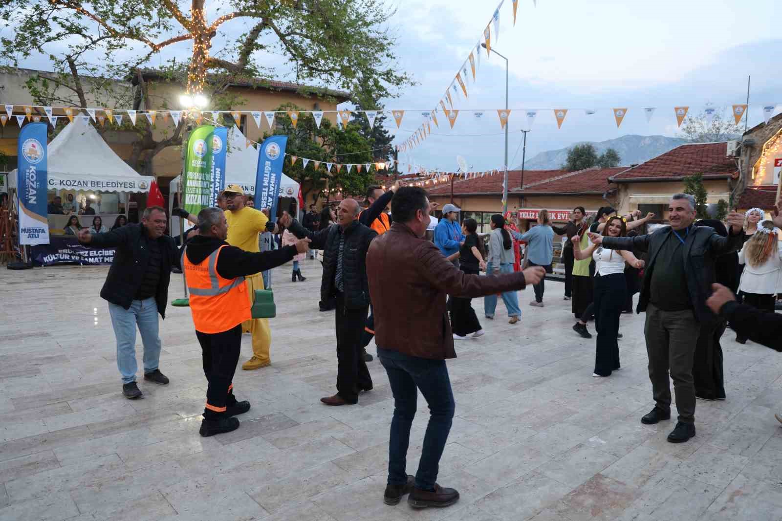 Festival alanını hem temizlediler hem eğlendiler
