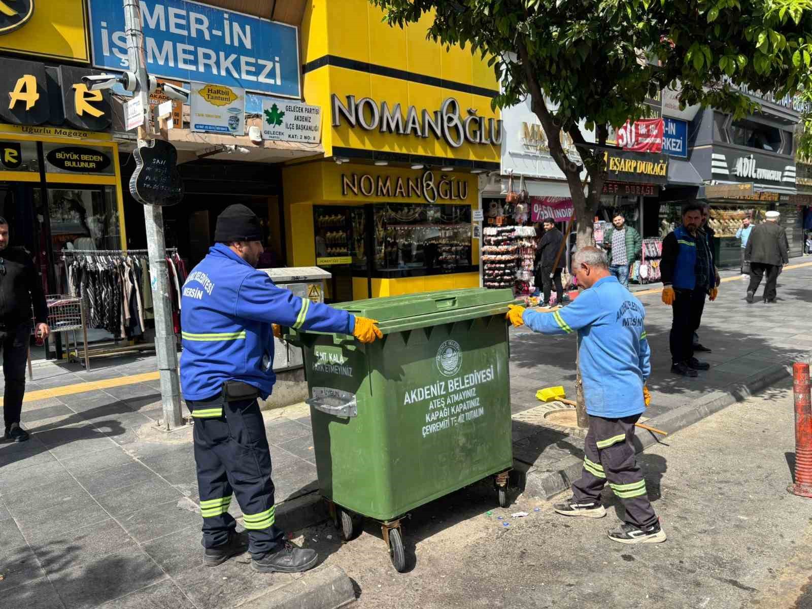 Mersin kent merkezinde &ccedil;&ouml;p konteynerleri yenileniyor
