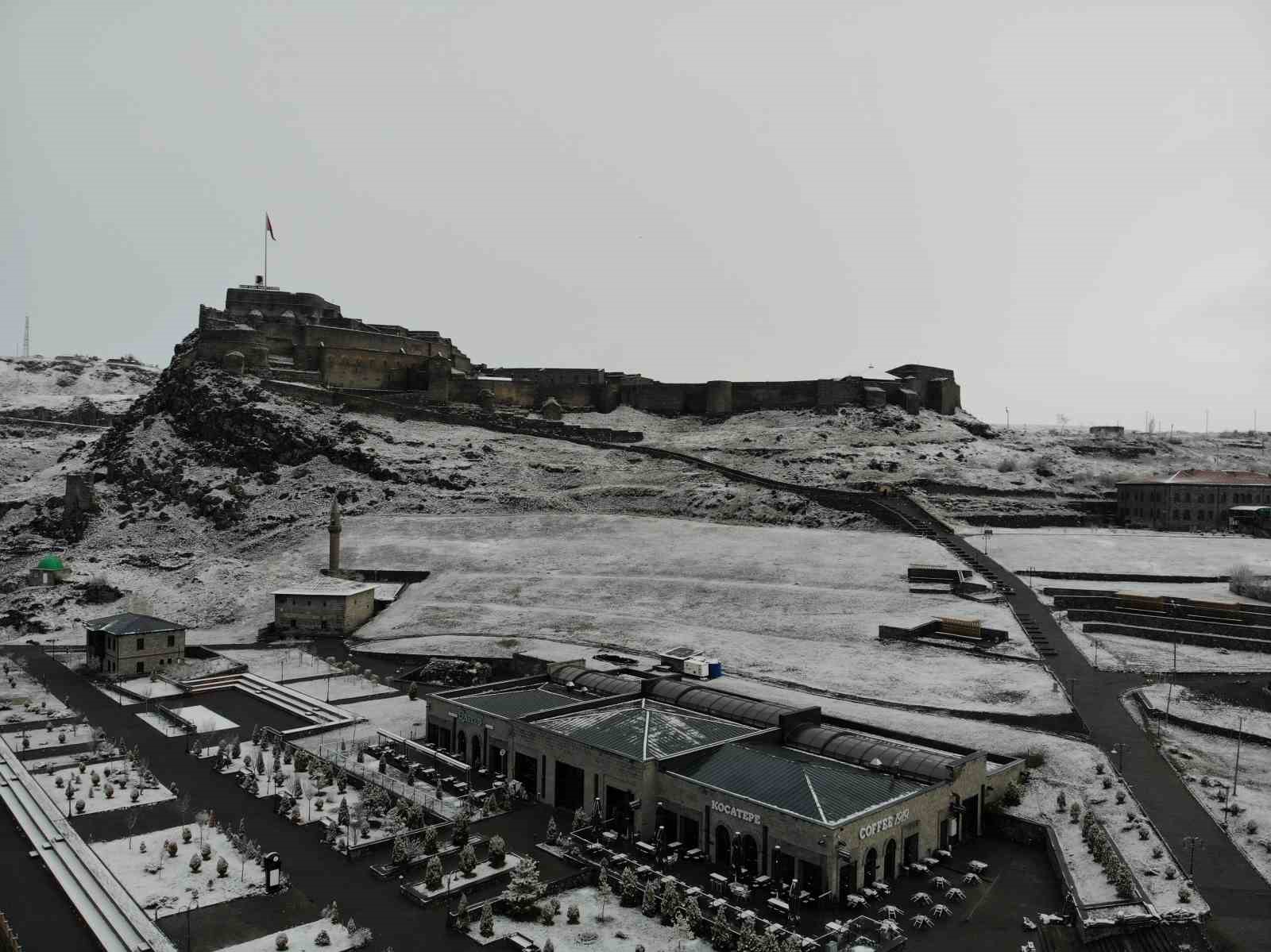 Kars&rsquo;ta nisan ayında ağa&ccedil;lar kırağı tuttu
