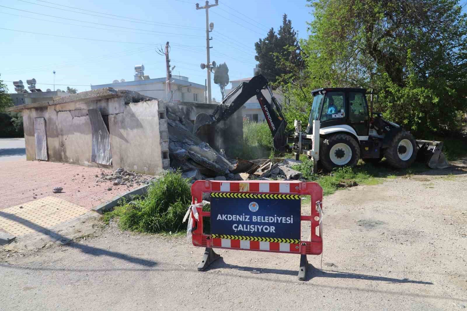 Akdeniz&rsquo;de tehlike sa&ccedil;an metruk yapılar yıkılıyor
