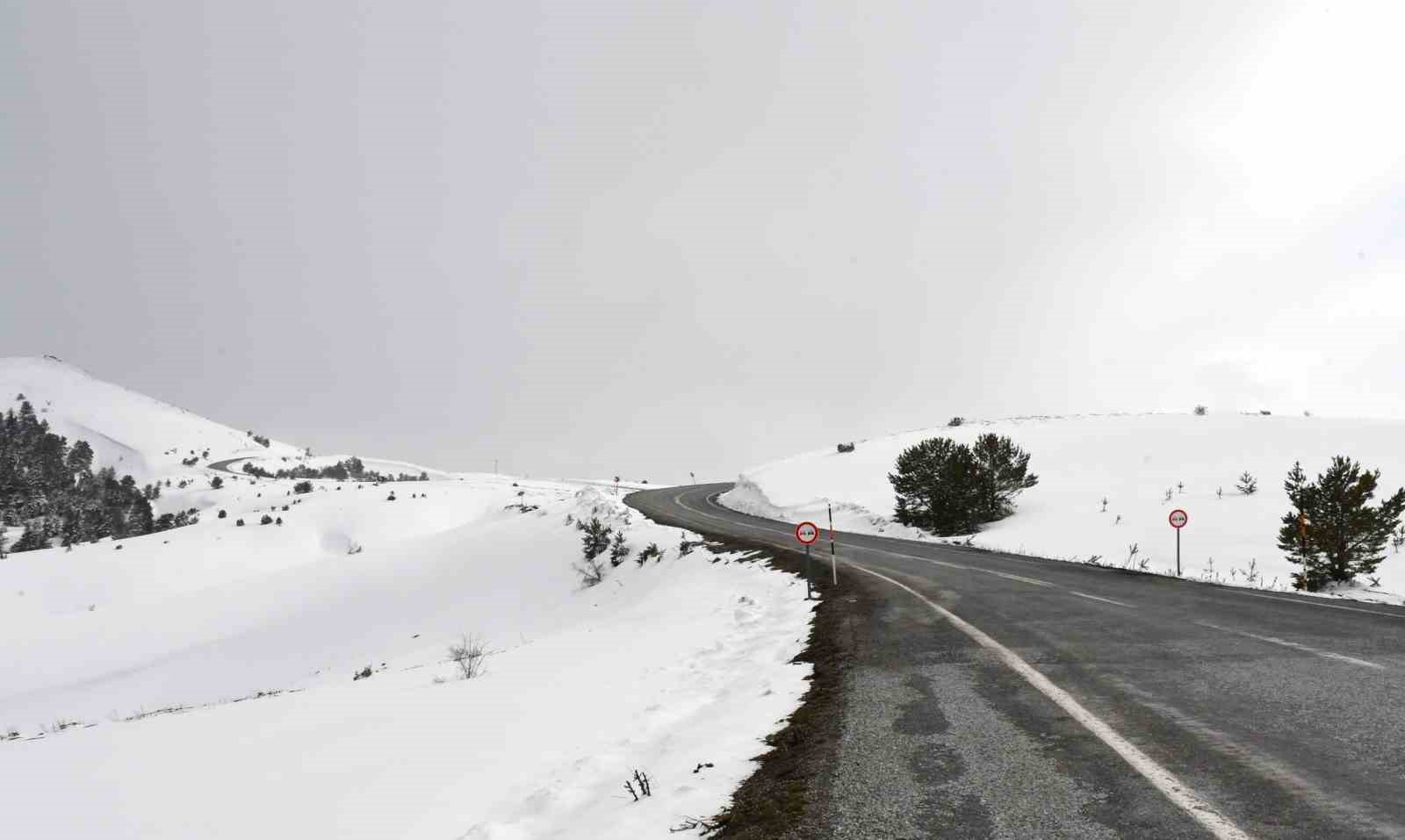 Kar manzarası i&ccedil;in 2 bin 77 metreye &ccedil;ıkıyorlar
