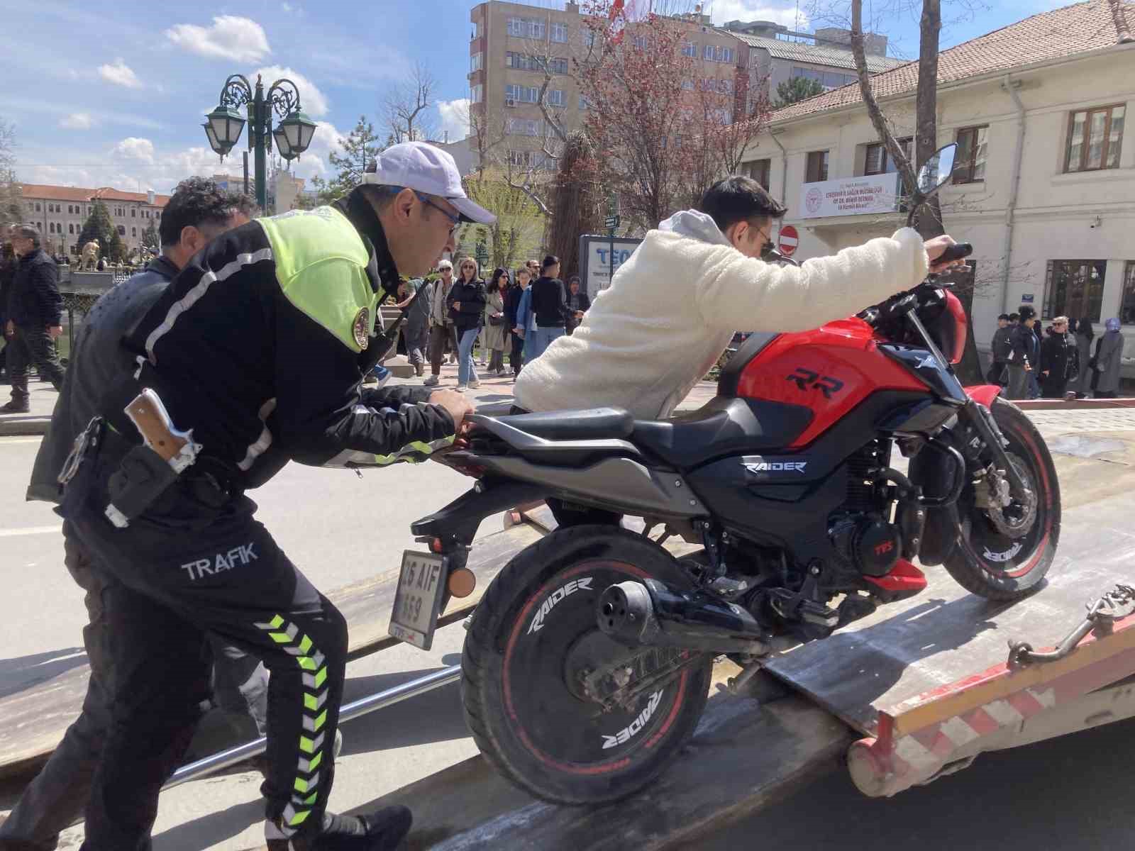 G&uuml;r&uuml;lt&uuml;l&uuml; egzoz kullanan motosikletliye 16 bin 329 TL ceza
