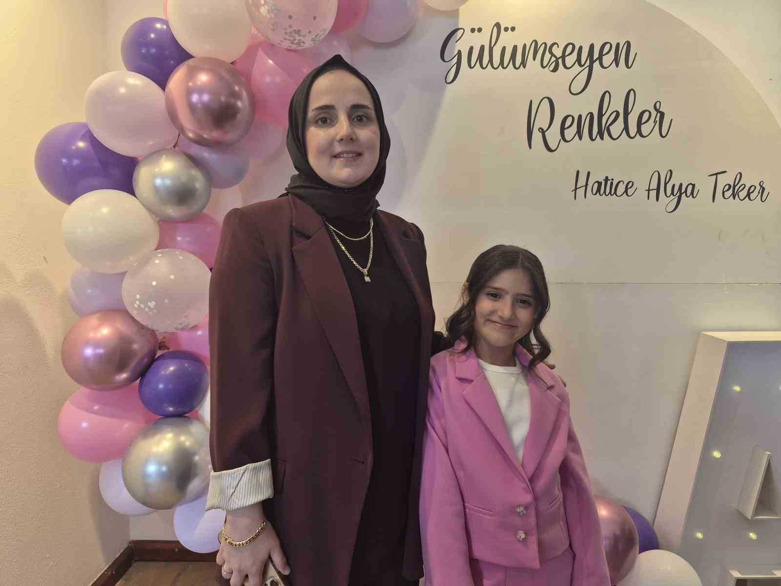 Hen&uuml;z 9 yaşında ilk kişisel sergisini sanatseverler ile buluşturdu
