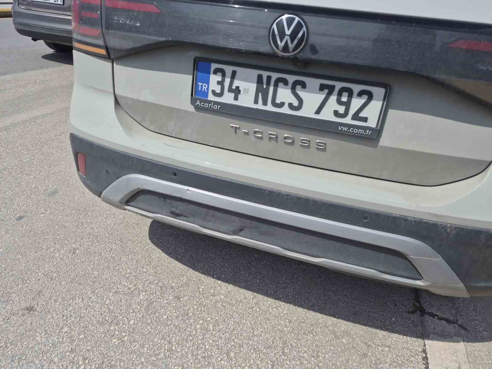 Yaya ge&ccedil;idinin &ouml;n&uuml;nde maddi hasarlı kaza
