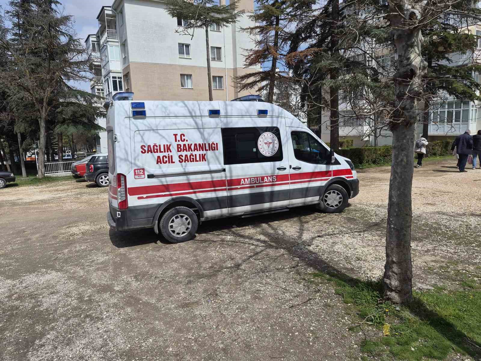 Evinde temizlik yaparken d&uuml;şen kadına sağlık ekipleri m&uuml;dahale etti
