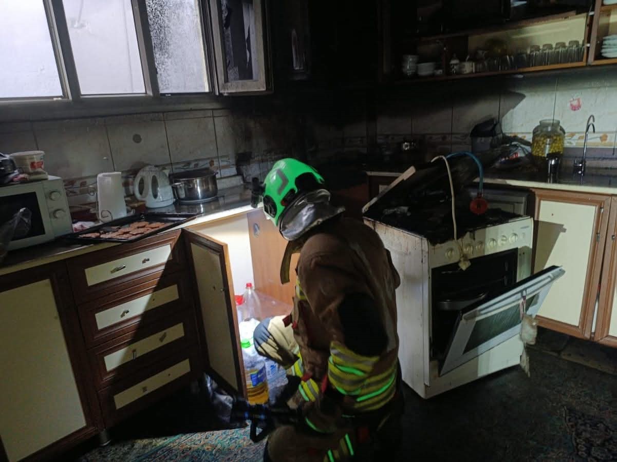 İskenderun&rsquo;da evin mutfağı alevlere teslim oldu
