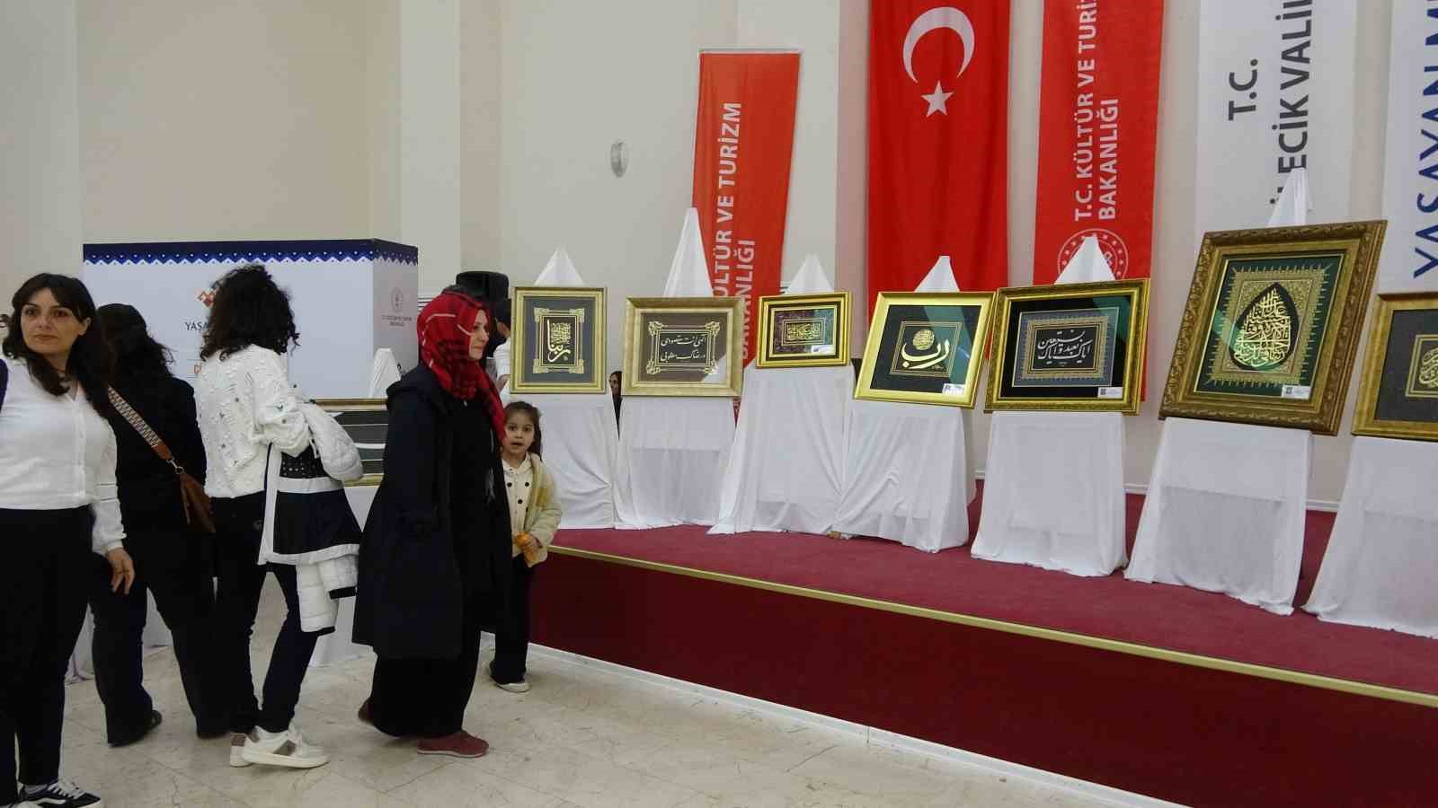 Mesai saatleri haricinde naht sanatını icra ederek, cami ve t&uuml;rbelere hat tabloları yapıyor
