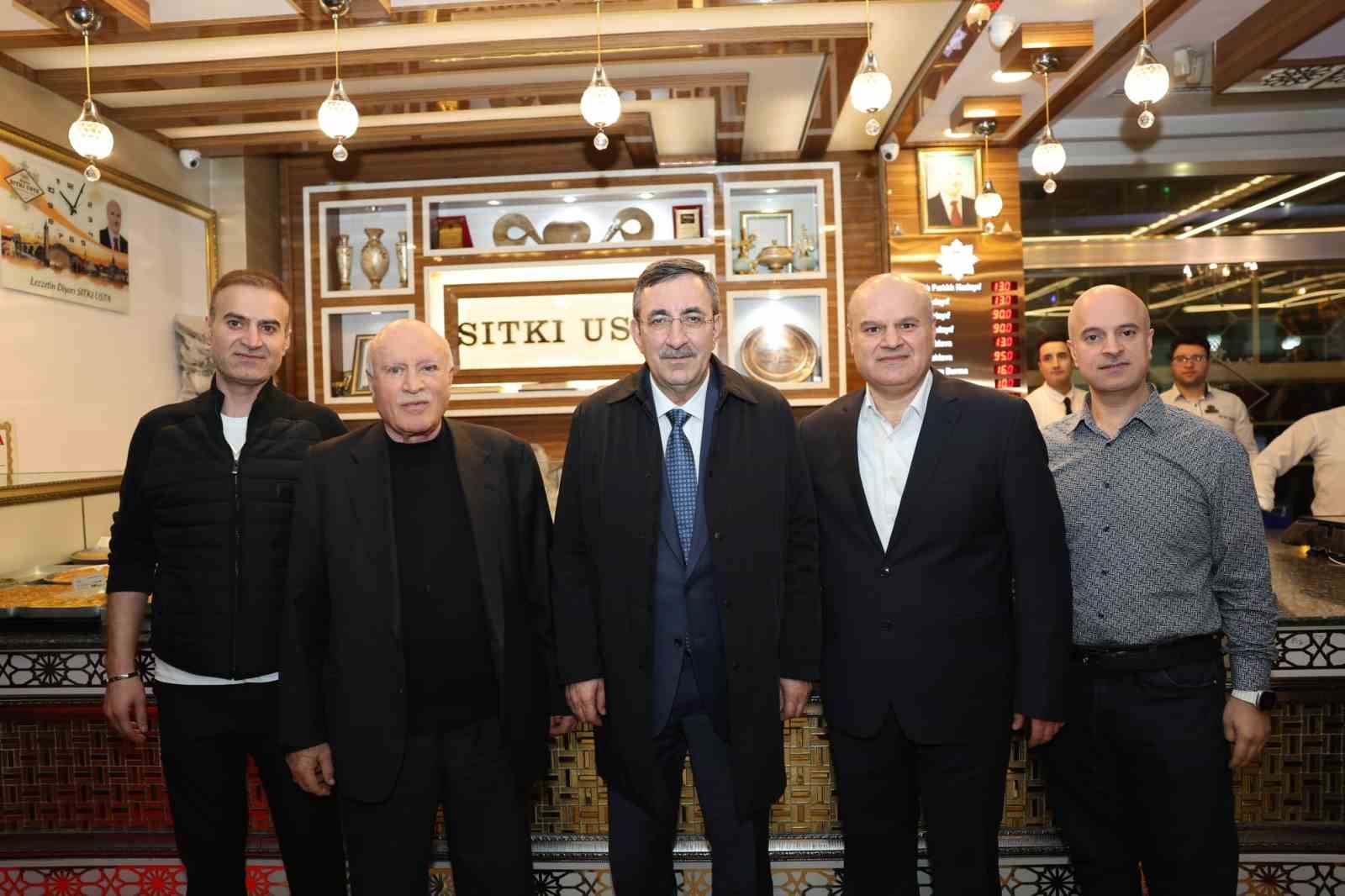 Cumhurbaşkanı Yardımcısı Yılmaz&rsquo;dan Diyarbakır&rsquo;da &lsquo;tatlı&rsquo; molası
