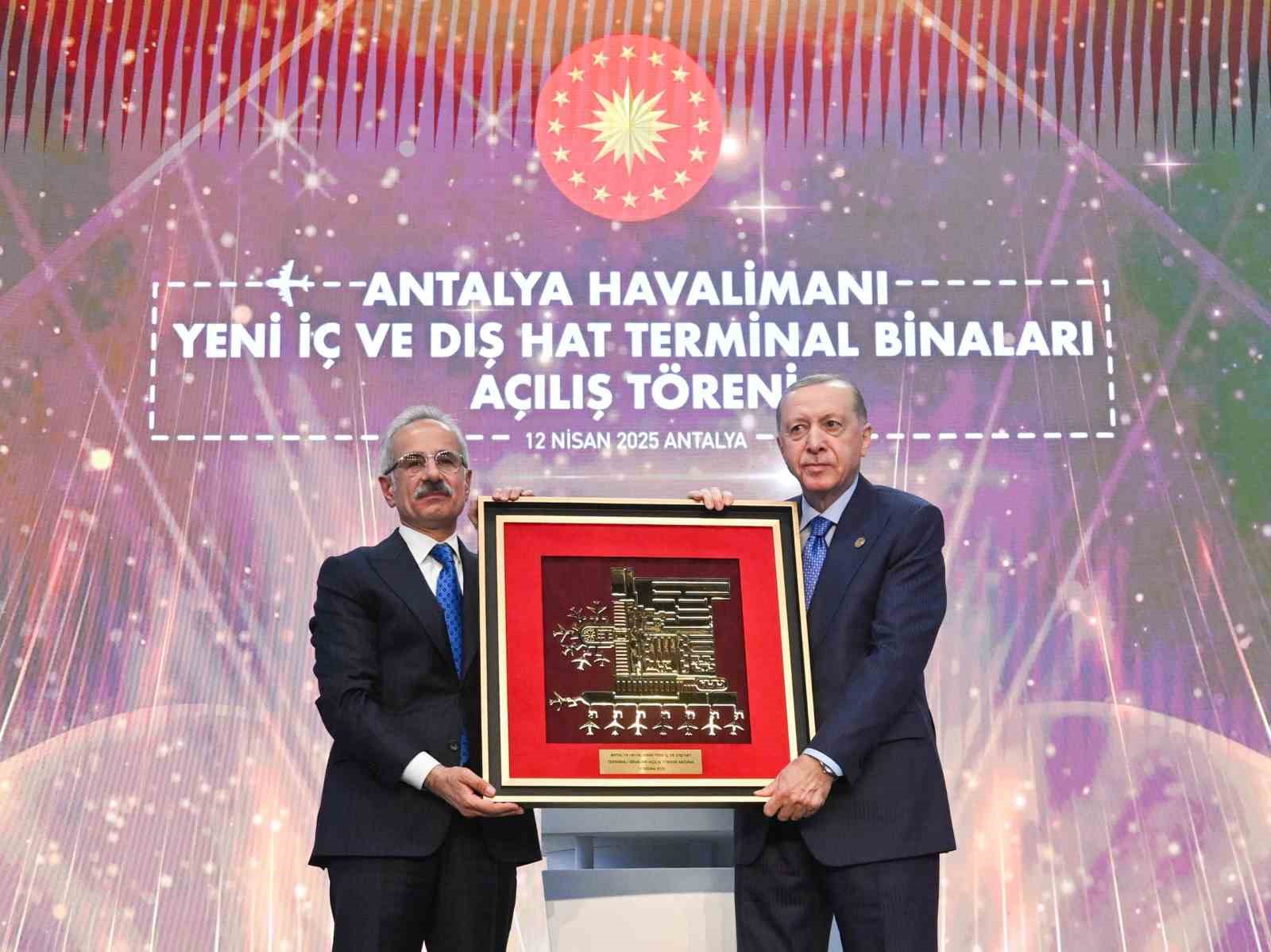 Bakan Uraloğlu: "Antalya Havalimanımızın yıllık yolcu kapasitesini 35 milyondan 82 milyona y&uuml;kselttik"
