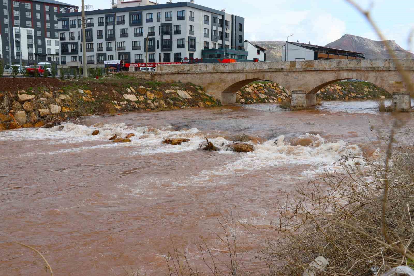 Fadlum &Ccedil;ayı Kızılırmak&rsquo;a rengini verdi

