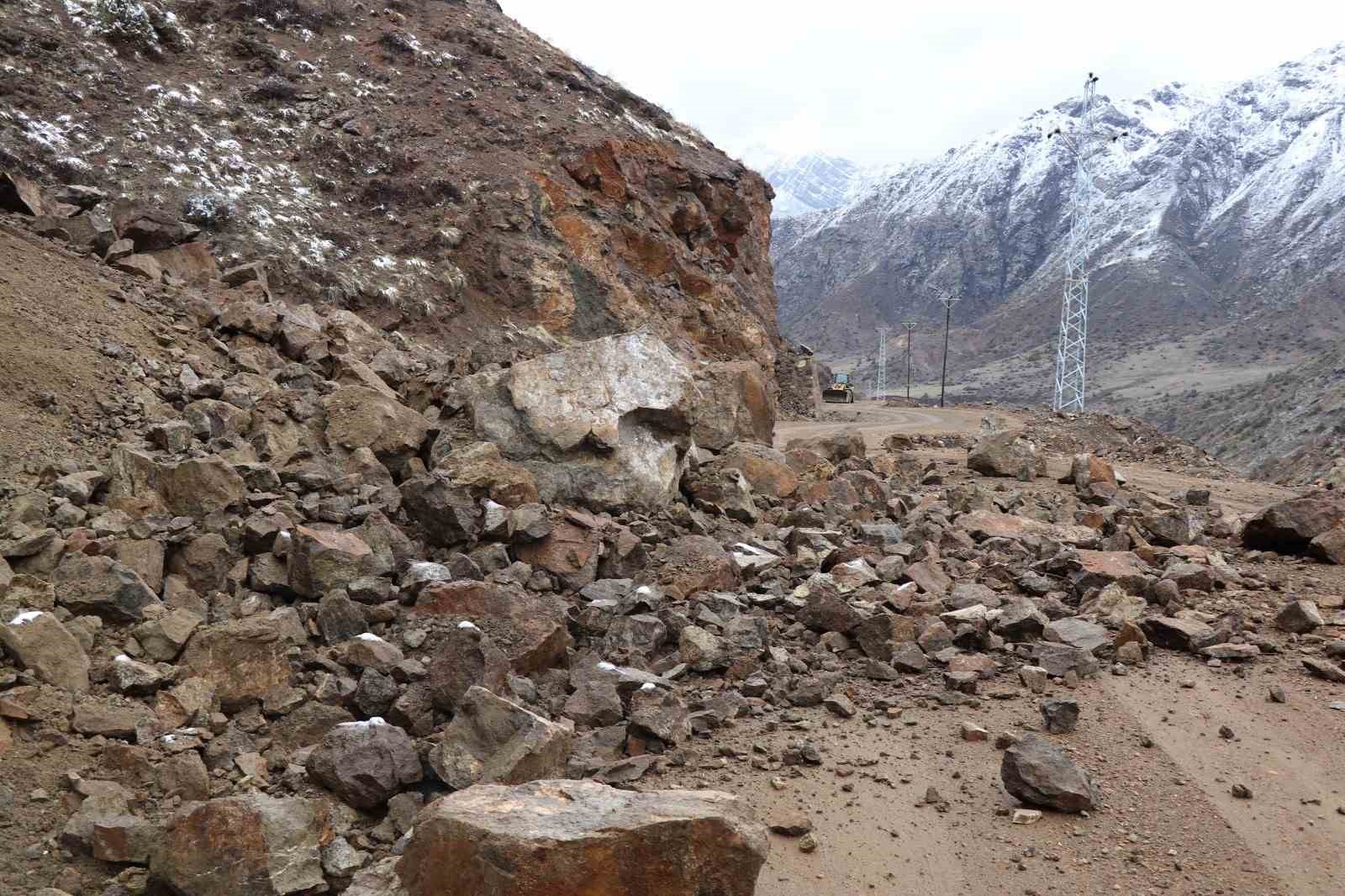Erzurum’da heyelan yolu kapattı