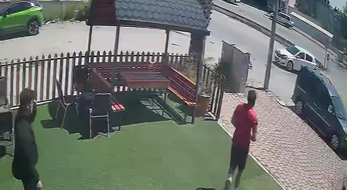 Otomobille motosikletin &ccedil;arpıştığı kaza g&uuml;venlik kamerasında: 1 yaralı
