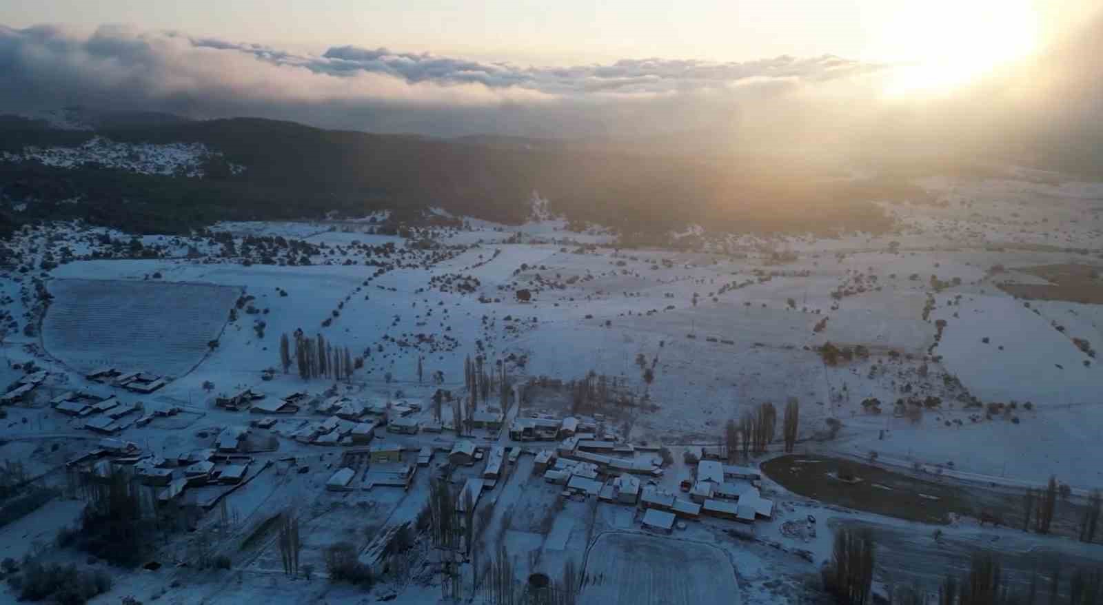 Nisan yağan kar mahalleyi beyaz örtü ile kapladı