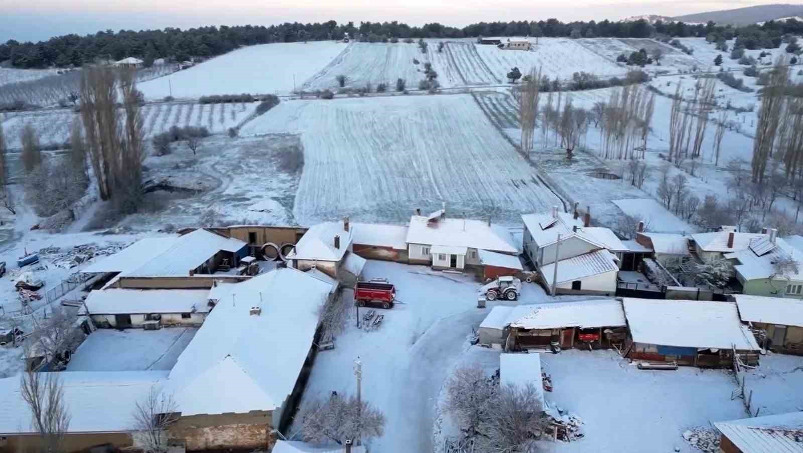 Nisan yağan kar mahalleyi beyaz &ouml;rt&uuml; ile kapladı
