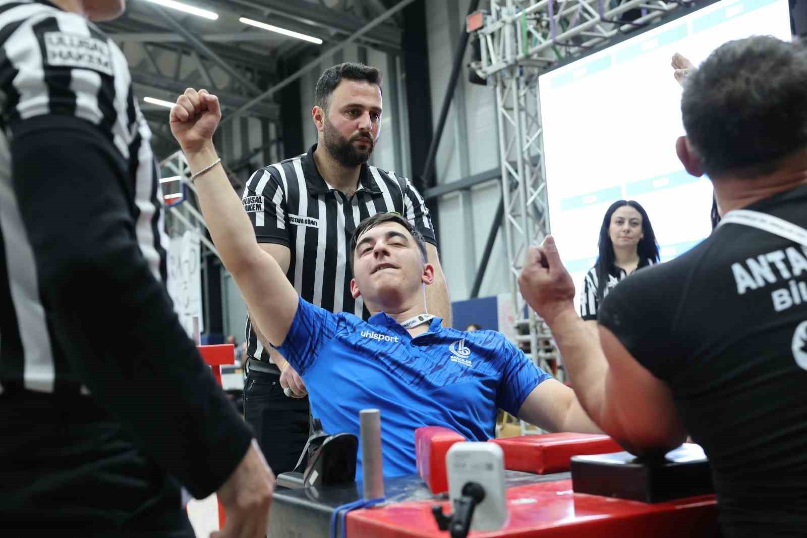 Bağcılarlı demir bileklerden b&uuml;y&uuml;k başarı: 14 madalya kazandılar
