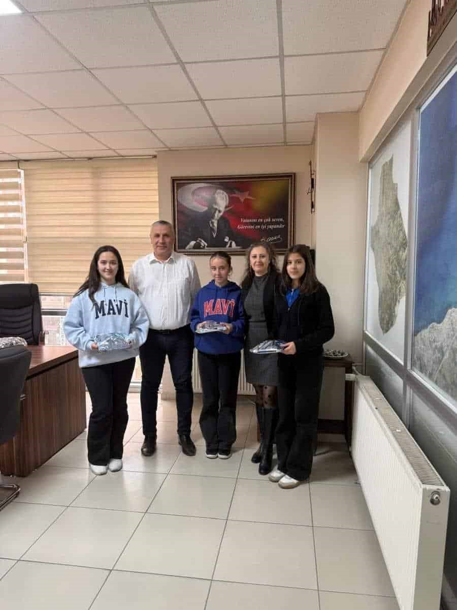 Burhaniye’de başarılı öğrenciler ödüllendirildi