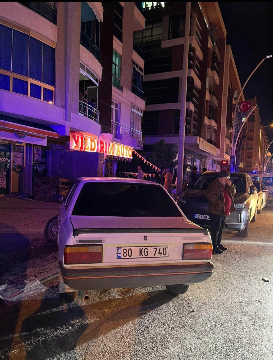 Kontrolden &ccedil;ıkan ara&ccedil; ters yola girdi, otomobil ile kafa kafaya &ccedil;arpıştı
