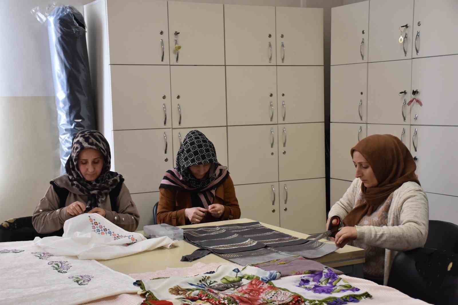 Atık kumaşlar kadınların ellerinde yeniden şekilleniyor
