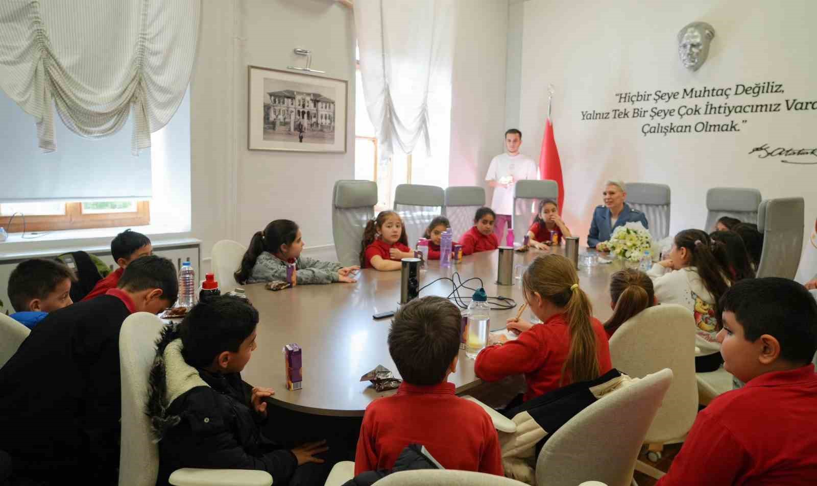 Başkan Subaşı&rsquo;nı ziyaret eden minikler, belediyenin y&uuml;r&uuml;tt&uuml;ğ&uuml; &ccedil;alışmalar hakkında bilgi aldı
