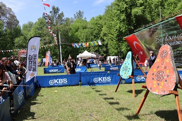 Köyceğiz’de gönüllü eğitmen, geleneksel okçuluğu halka sevdiriyor