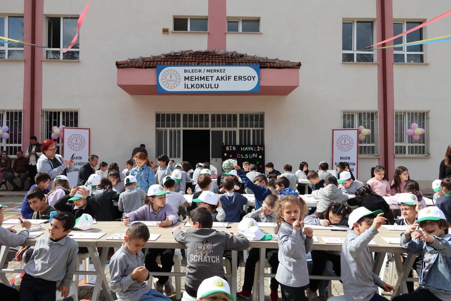 "Bir Hayalin Olsun Projesi" ile &ouml;ğrenciler hayallerini seramiklere yansıttı
