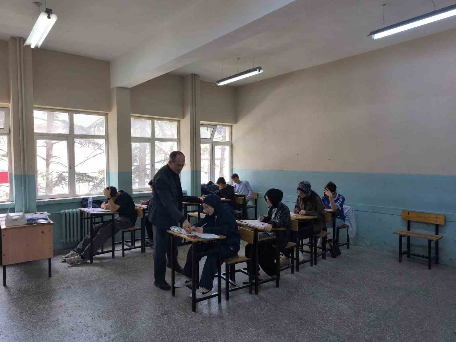 Gen&ccedil;ler bilgileriyle umre i&ccedil;in yarıştı
