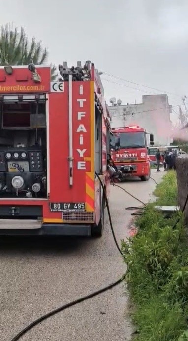 Osmaniye&rsquo;de tek katlı evde &ccedil;ıkan yangın s&ouml;nd&uuml;r&uuml;ld&uuml;
