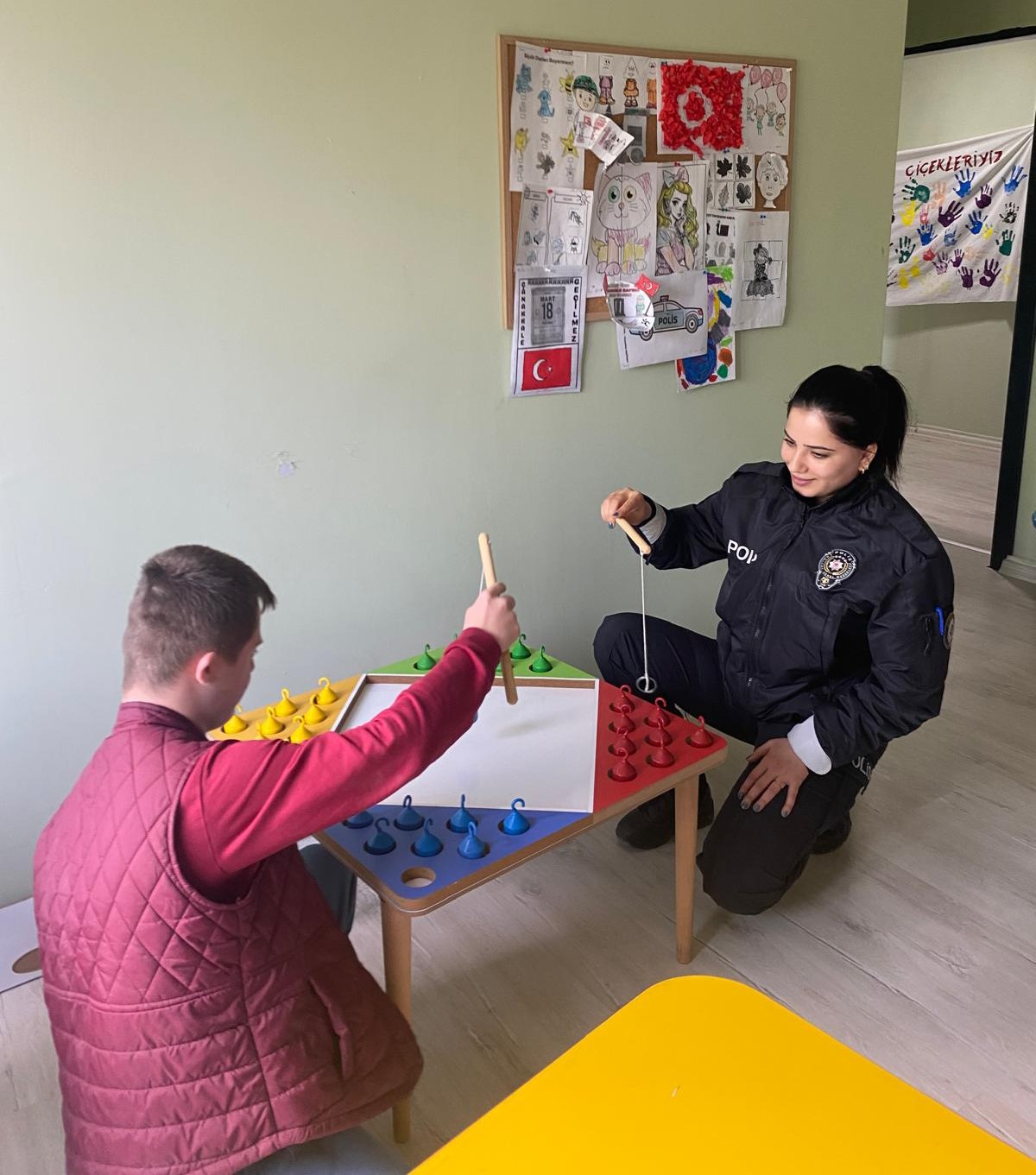 Osmaniye&rsquo;de &ouml;zel &ouml;ğrencilerden polislere &ccedil;i&ccedil;ekli s&uuml;rpriz
