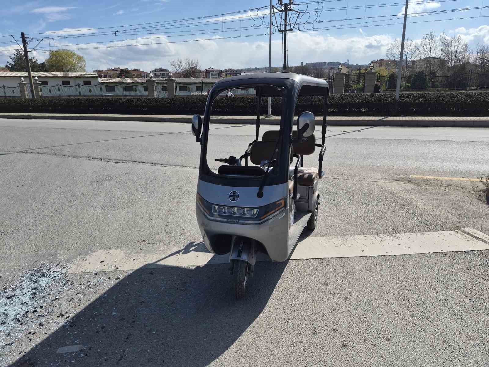 Ters y&ouml;ne girmeye &ccedil;alışan &uuml;&ccedil; tekerlekli elektrikli ara&ccedil; kaza yaptı
