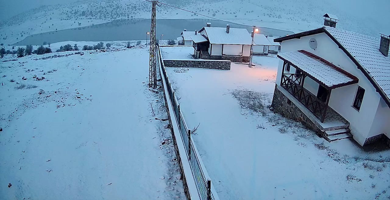 Ankara’da yüksek kesimler ve çevre ilçeler beyaza büründü