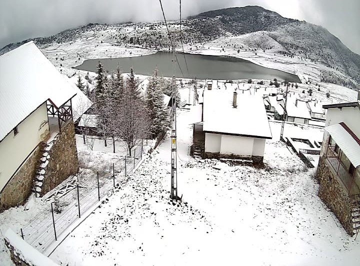 Ankara&rsquo;da y&uuml;ksek kesimler ve &ccedil;evre il&ccedil;eler beyaza b&uuml;r&uuml;nd&uuml;
