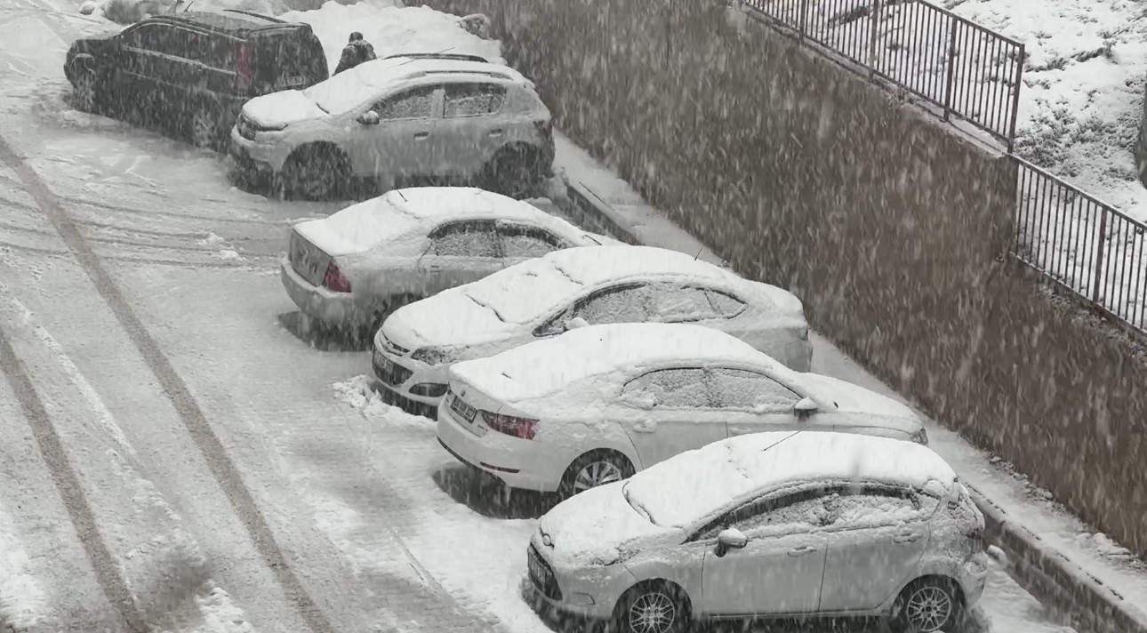 Yüksekova’da nisan ayında kar esareti