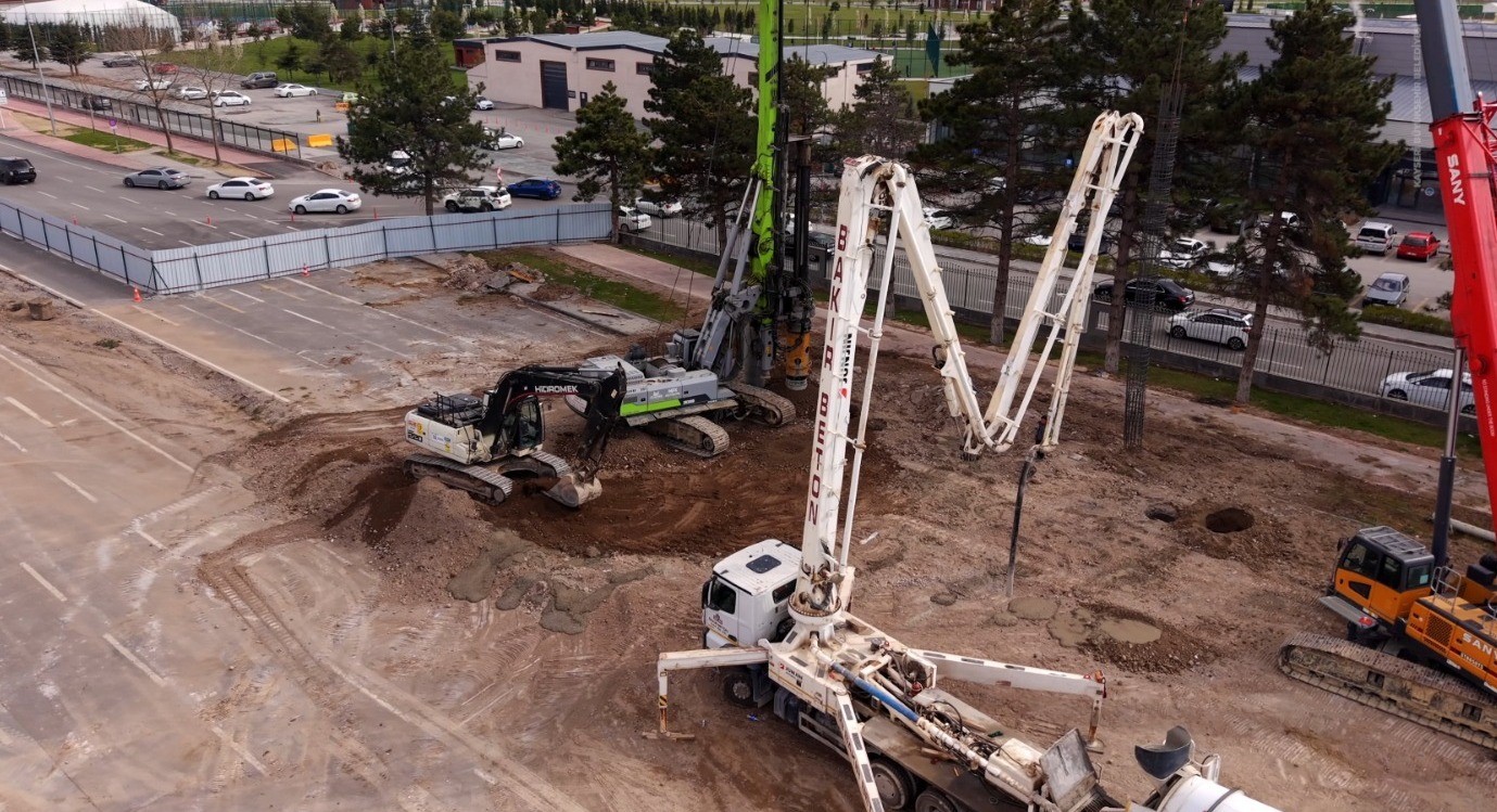 B&uuml;y&uuml;kşehir&rsquo;de pazar g&uuml;n&uuml; de durmak yok: Kartal Katlı Kavşağı&rsquo;nda hummalı &ccedil;alışma
