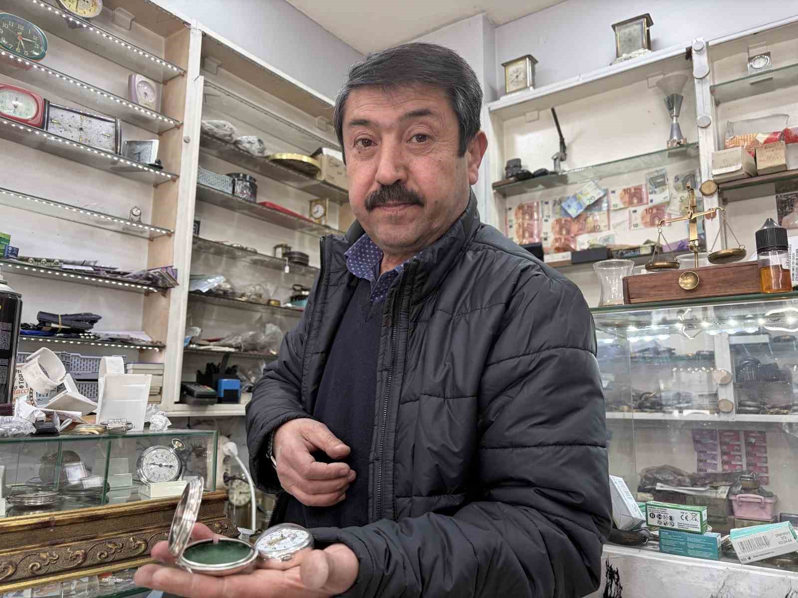 44 yıldır tarihi saatlere ince ayar veriyor