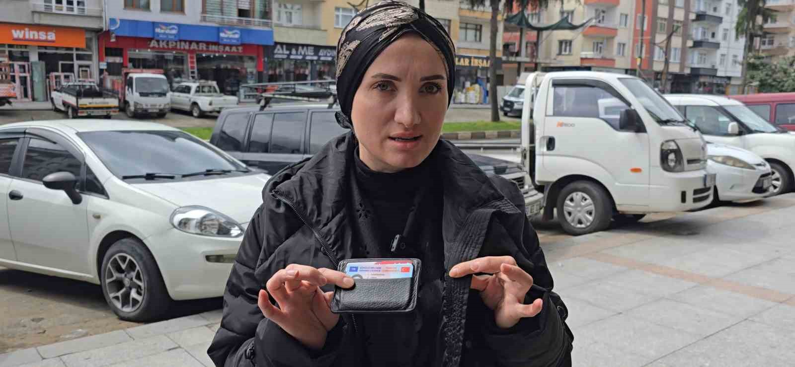 Yerde değil y&uuml;ksekte arayınca c&uuml;zdanını buldu

