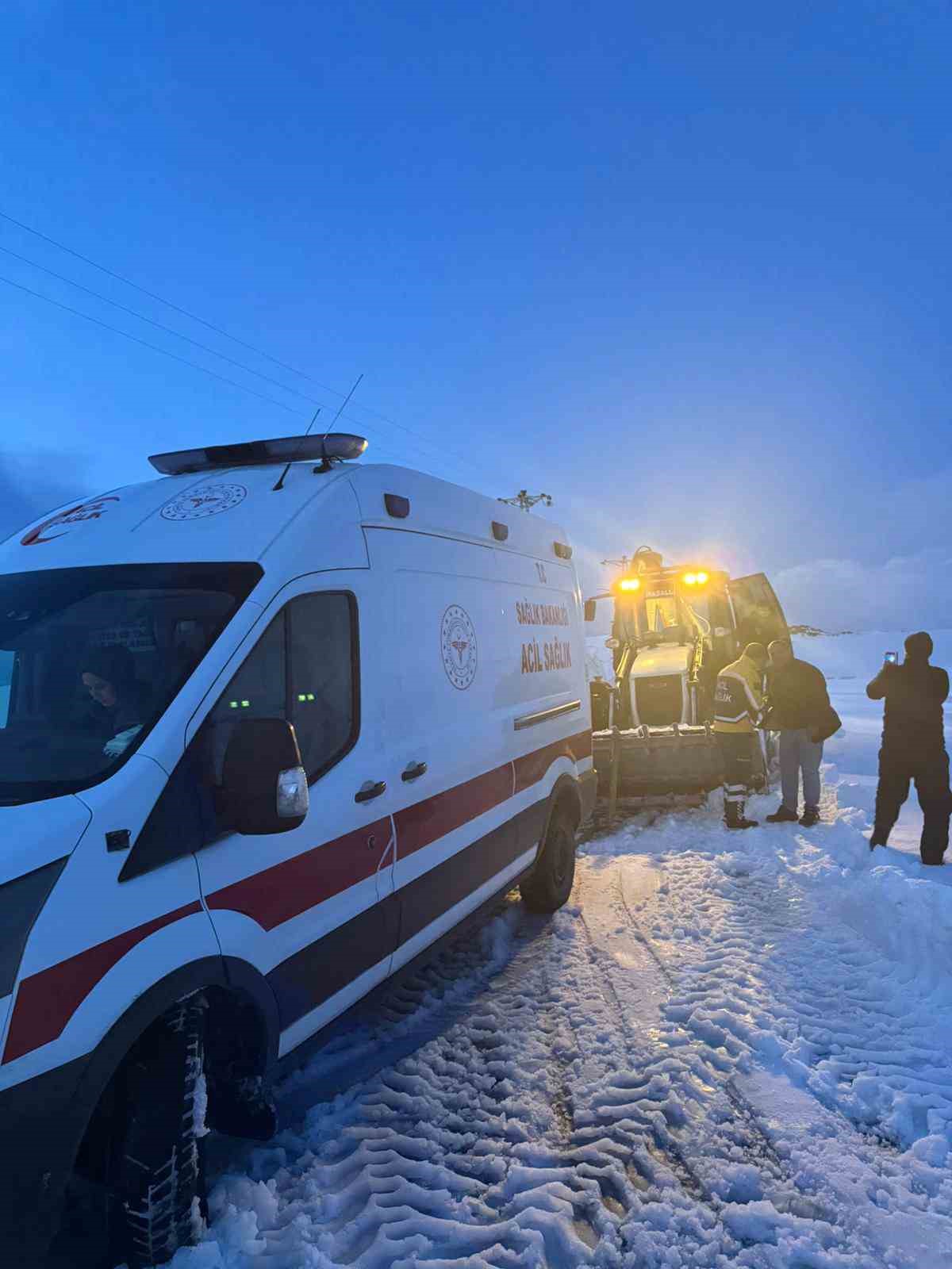 Bitlis’te karda mahsur kalan 112 ekibi kurtarıldı