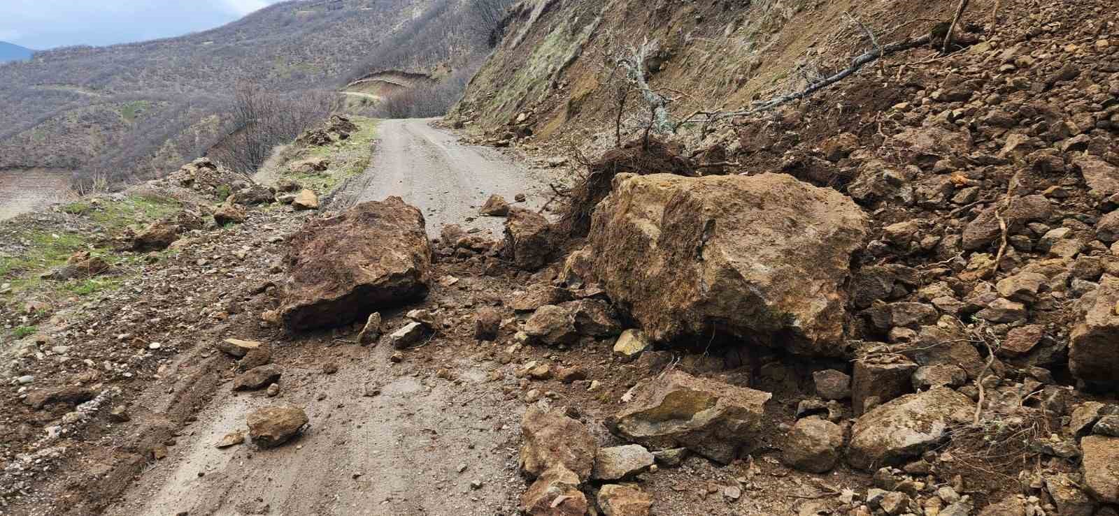 Elazığ’da heyelan nedeniyle kapanan köy yolu yeniden ulaşıma açıldı