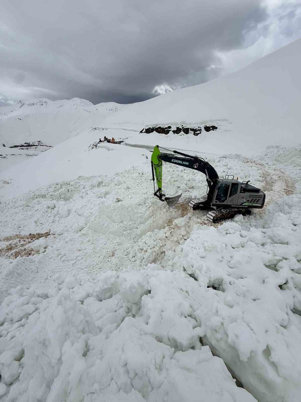 Şırnak’ta çığ düşen yolu açmak için ekipler seferber oluyor