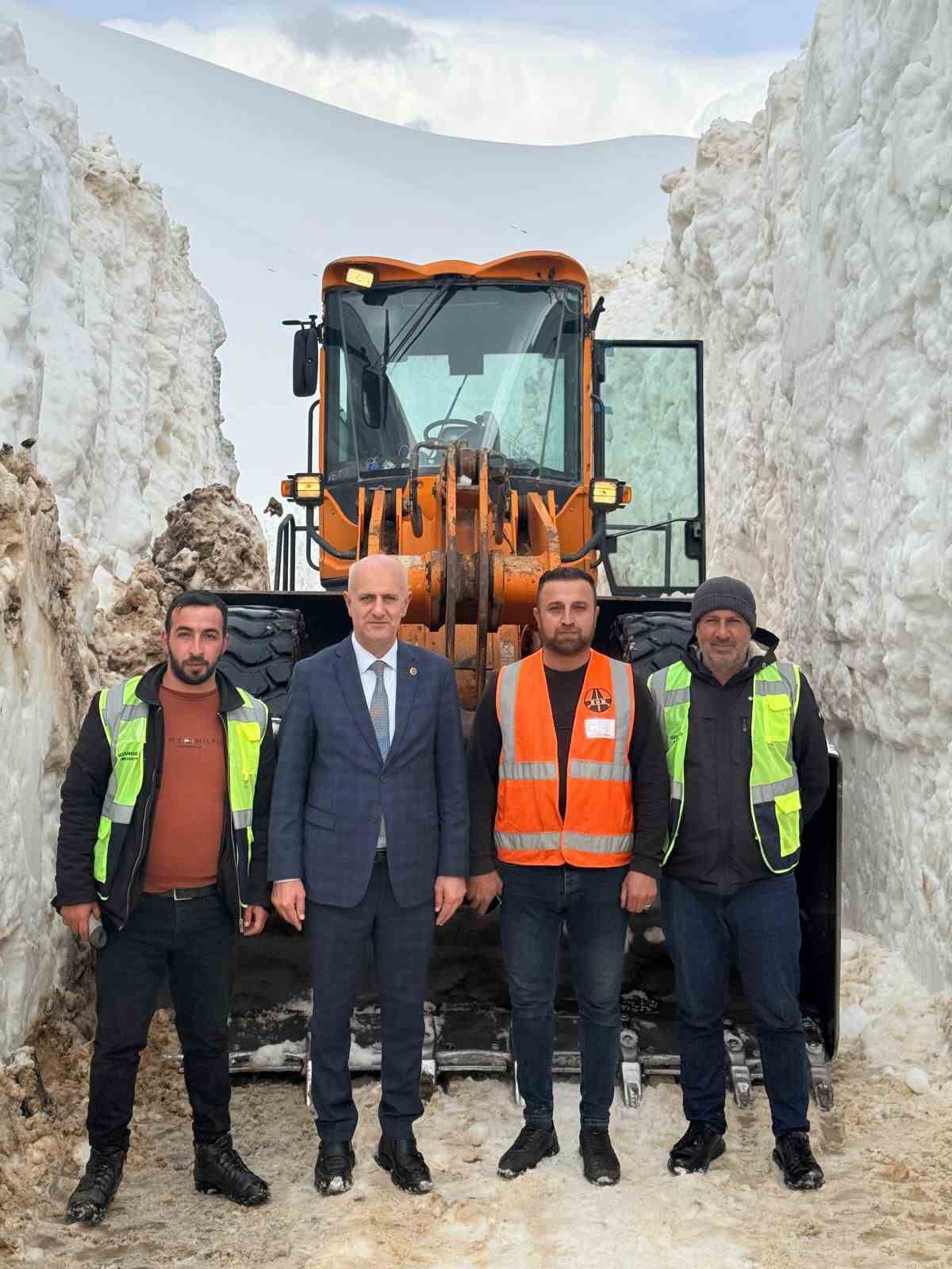 Şırnak&rsquo;ta &ccedil;ığ d&uuml;şen yolu a&ccedil;mak i&ccedil;in ekipler seferber oluyor
