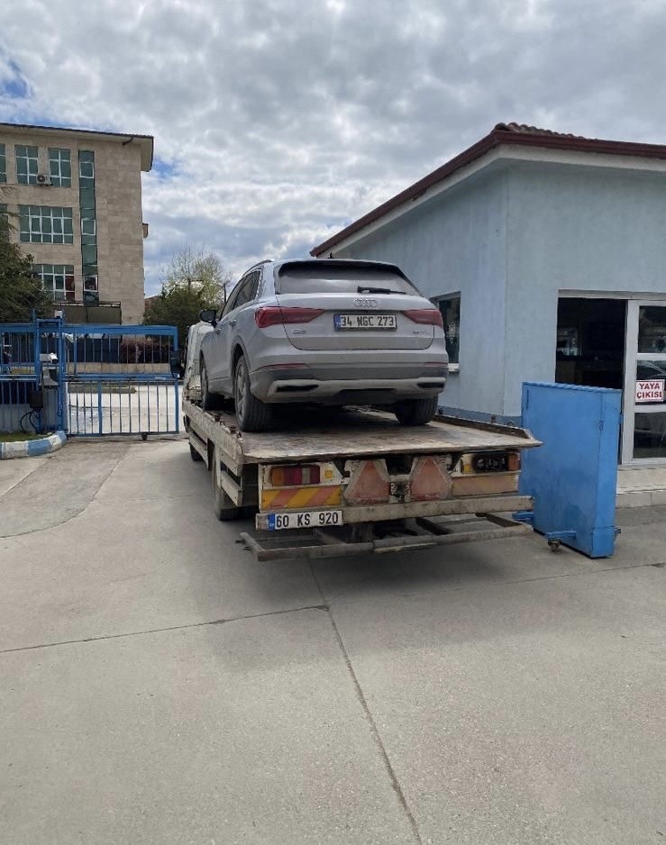 Tokat&rsquo;ta &rsquo;dur&rsquo; ihtarına uymayan ara&ccedil;ta firari h&uuml;k&uuml;ml&uuml; yakalandı
