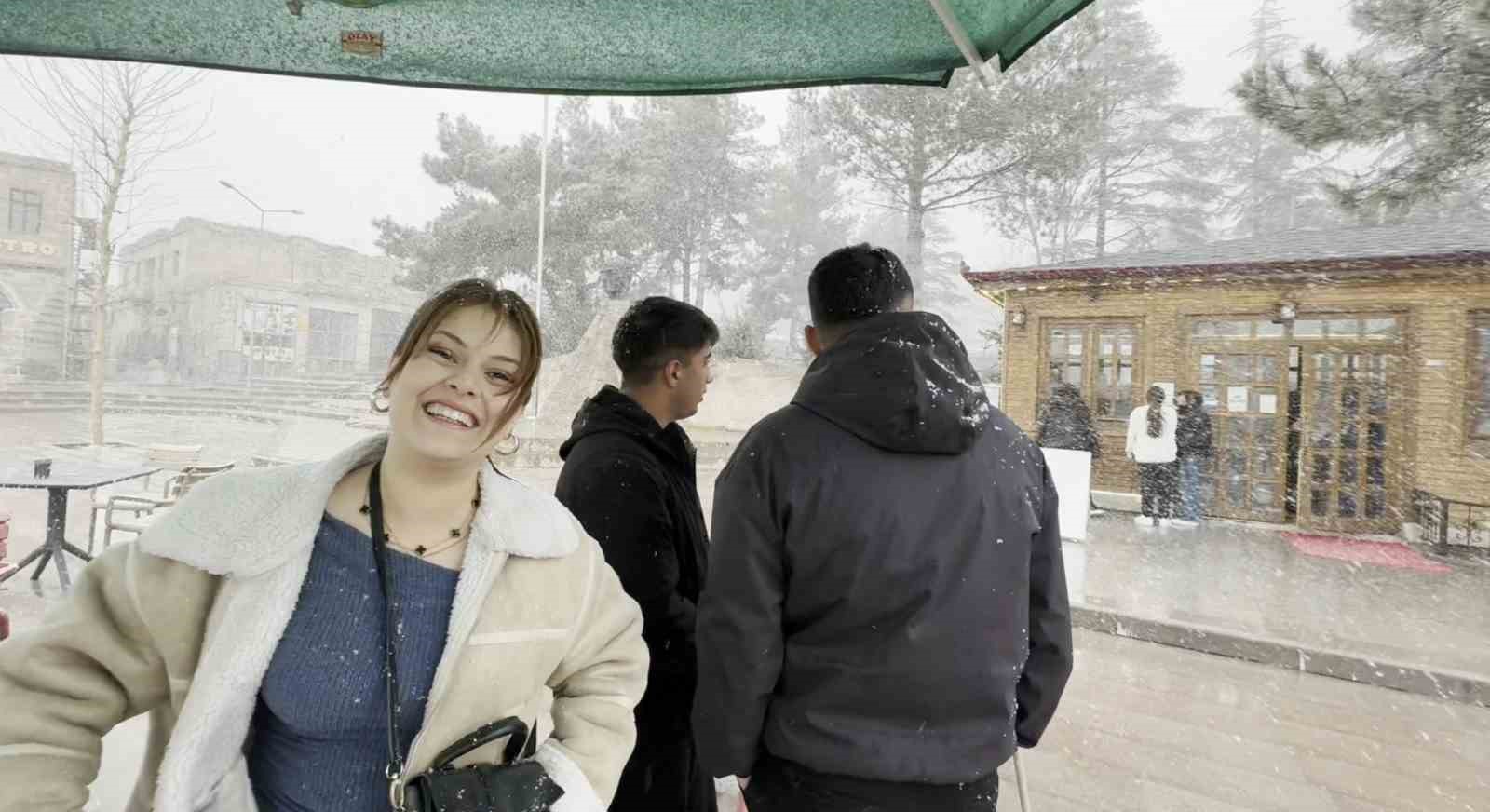 Nisan ayı ortasında Aksaray&rsquo;da kar yağışı devam ediyor
