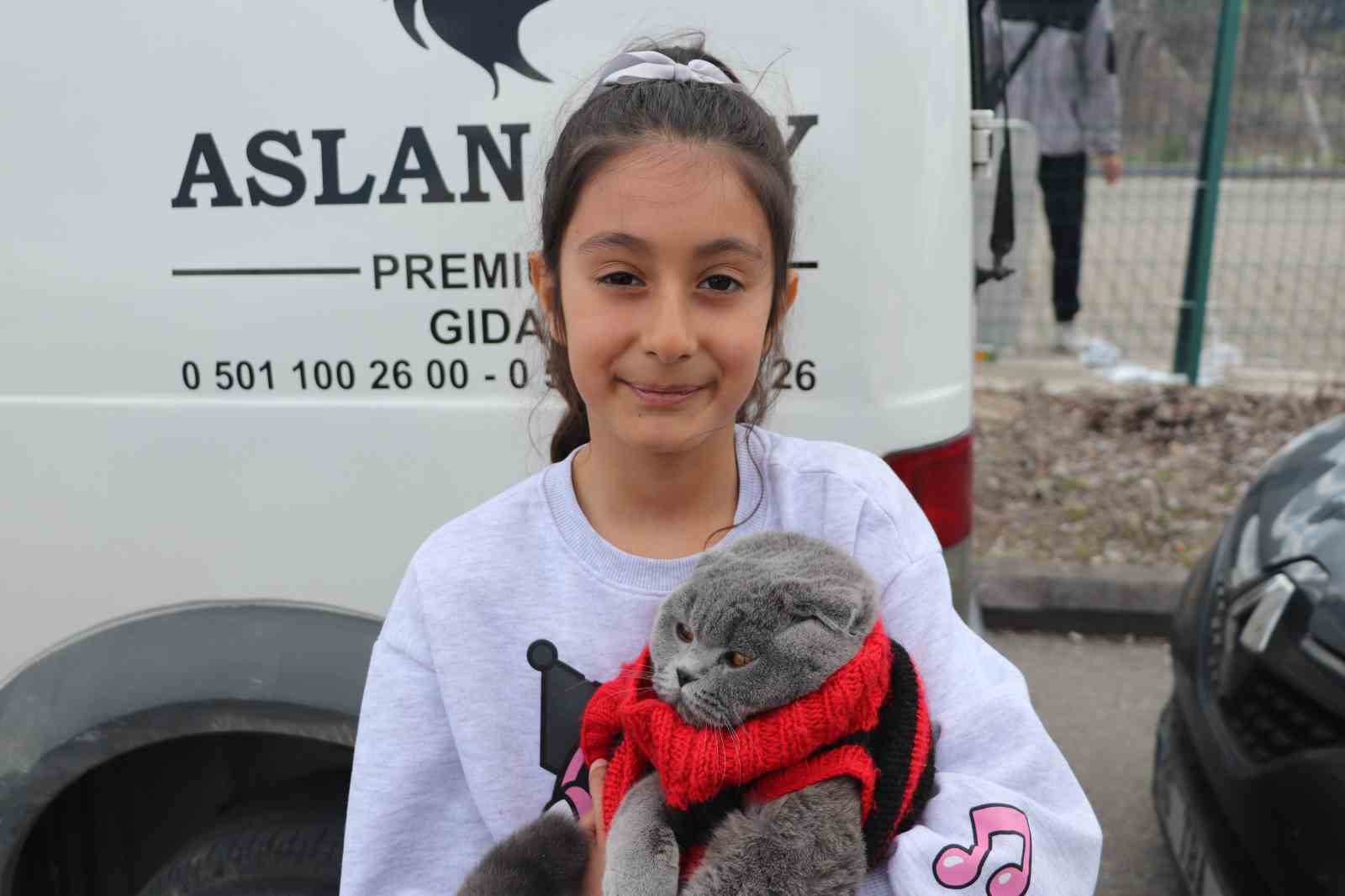 Kedisiyle stadyuma gelen minik taraftar bu sefer de Bursaspor&rsquo;un yanında
