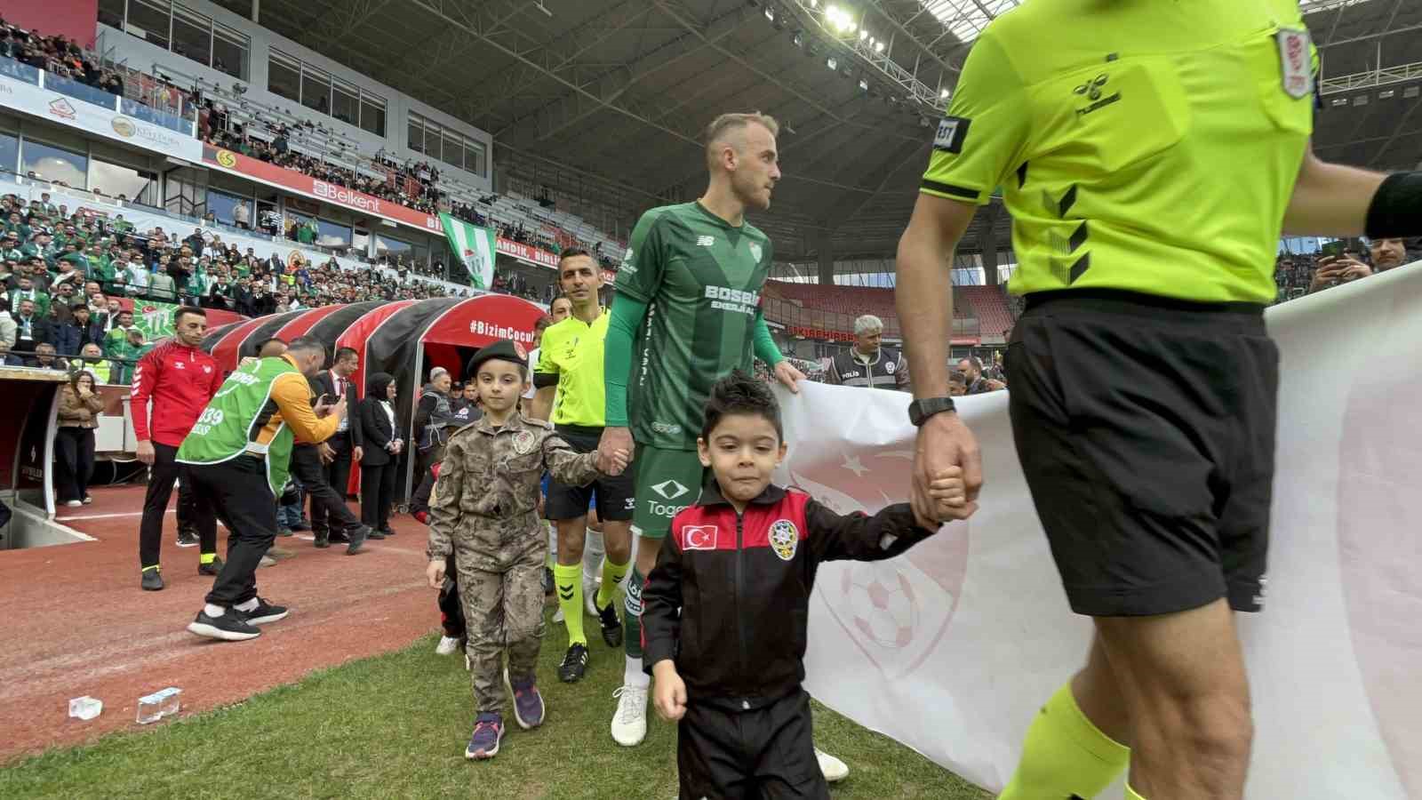 Minik taraftarlar Polis Haftası kapsamında &uuml;niforma ile sahaya &ccedil;ıktı
