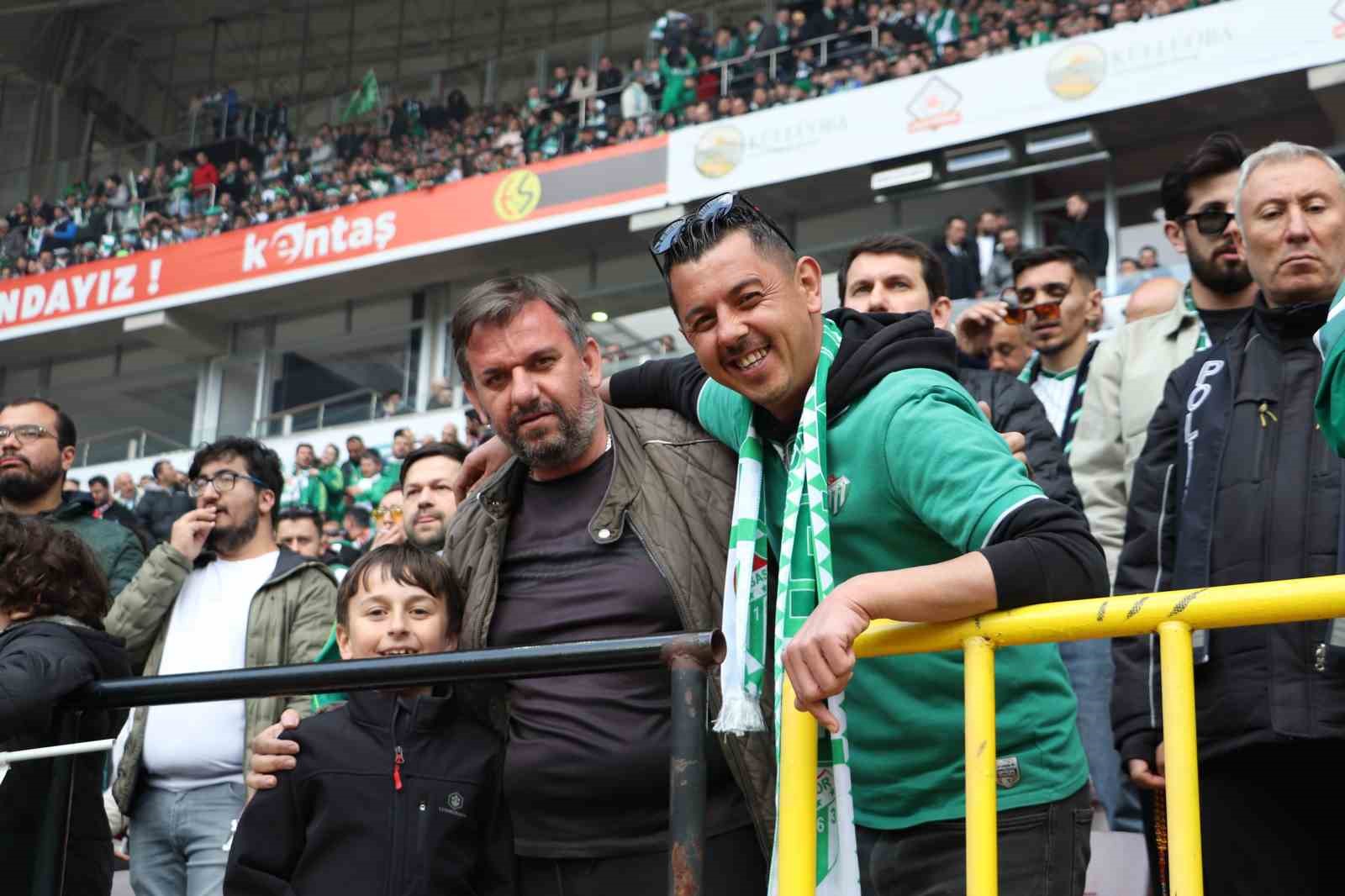 Bursaspor taraftarı Eskişehir trib&uuml;nlerinde renkli g&ouml;r&uuml;nt&uuml;ler oluşturdu
