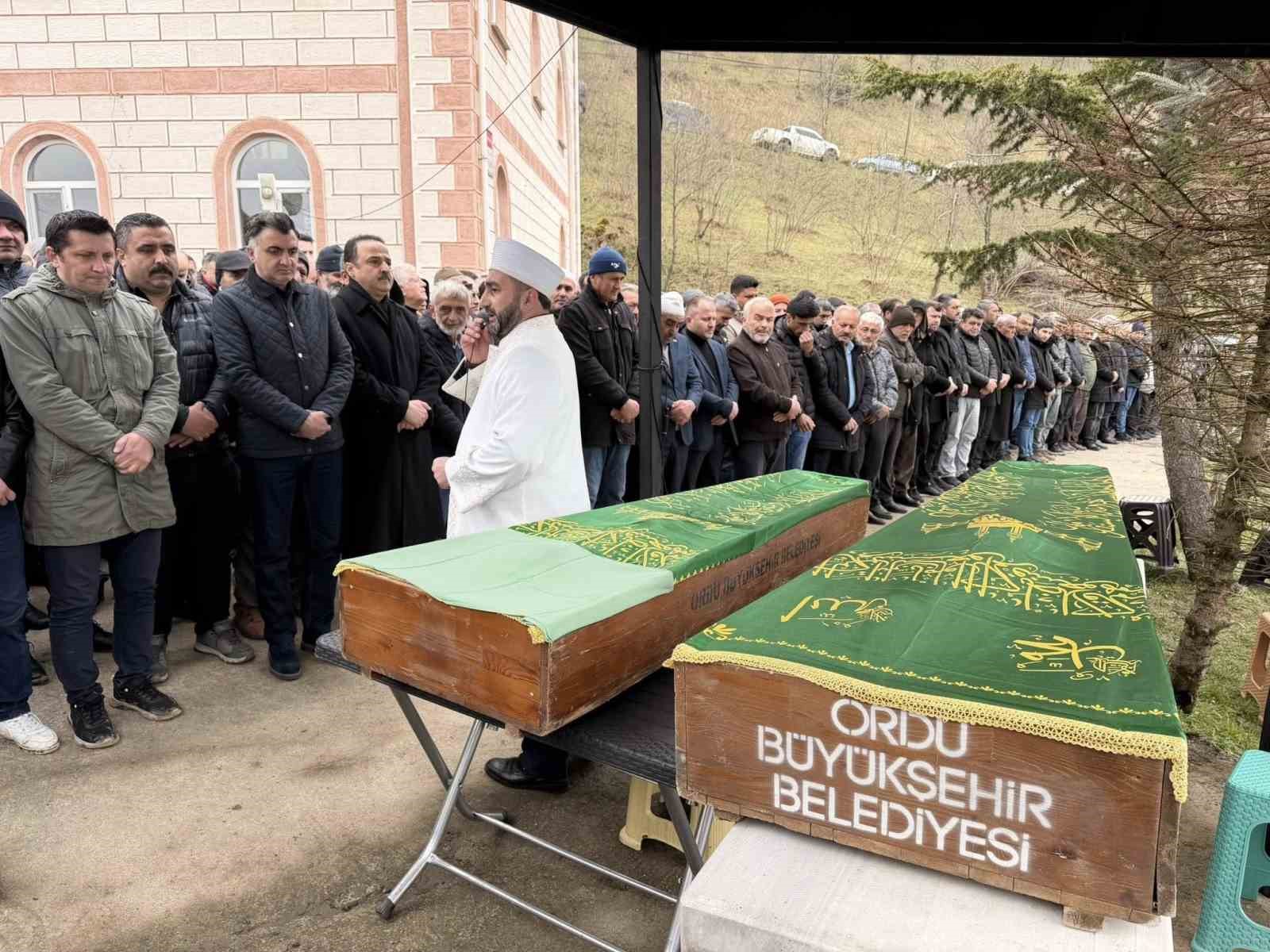 Trafik kazasında hayatını kaybeden baba ve öğretmen kızı son yolculuğuna uğurlandı