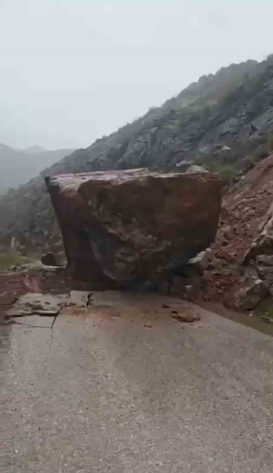 Şemdinli&rsquo;de dev kaya par&ccedil;ası yolu ulaşıma kapattı
